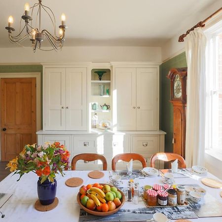 The Waltons Bed & Breakfast Доркинг Екстериор снимка