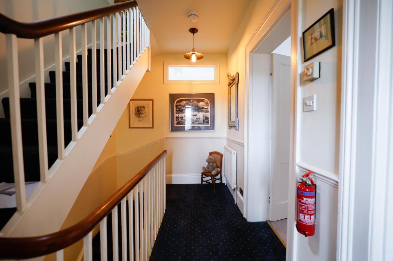 The Waltons Bed & Breakfast Доркинг Екстериор снимка