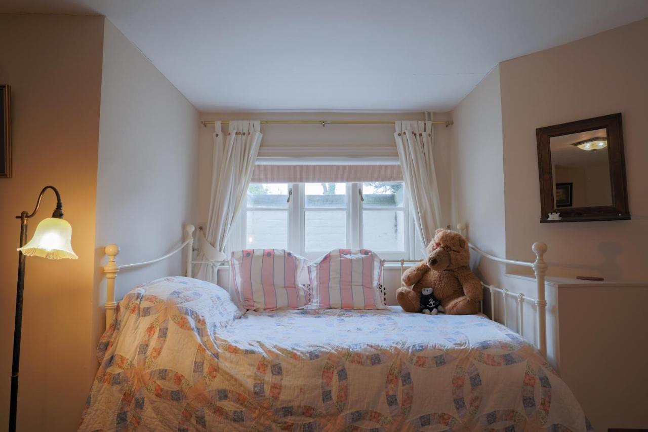 The Waltons Bed & Breakfast Доркинг Екстериор снимка