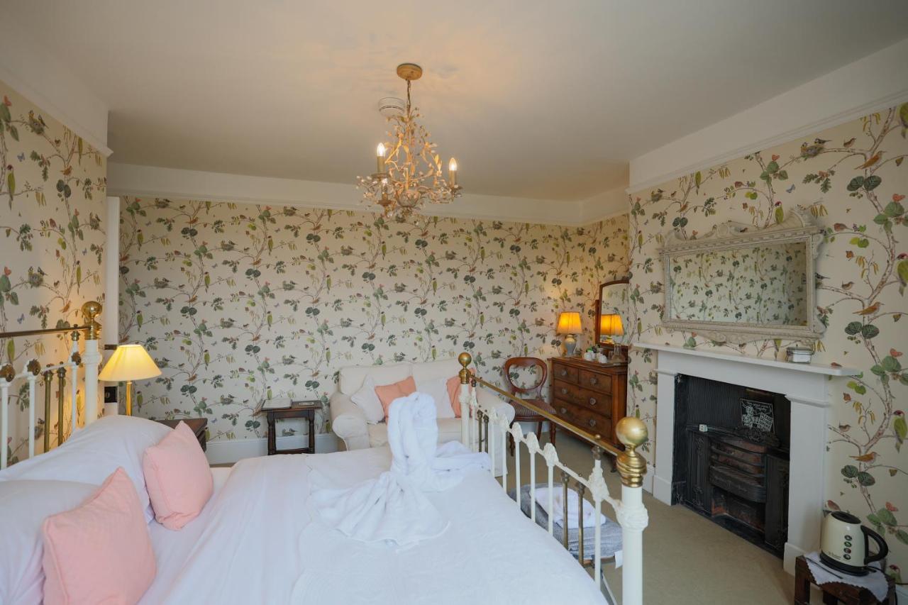 The Waltons Bed & Breakfast Доркинг Екстериор снимка