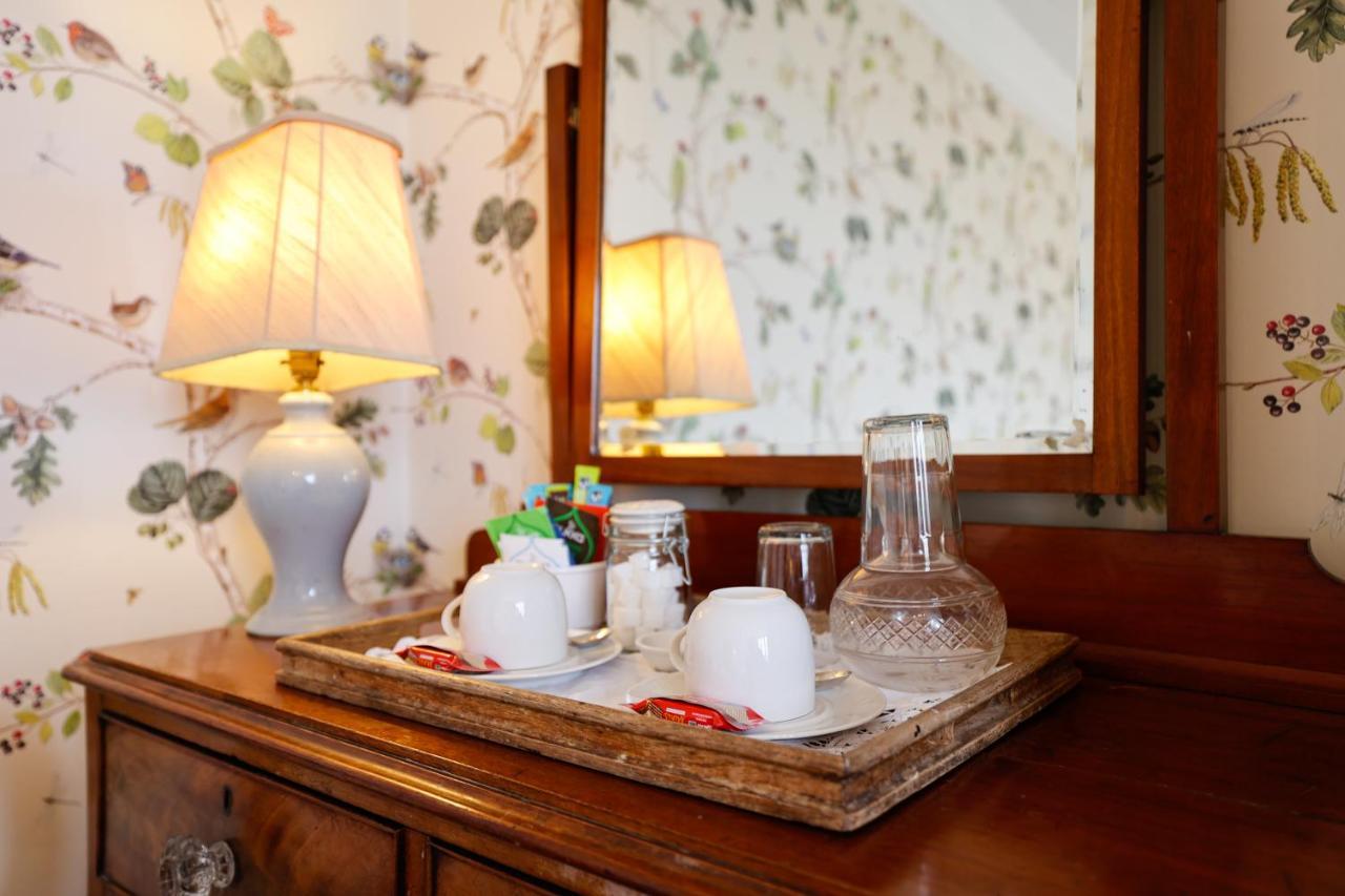 The Waltons Bed & Breakfast Доркинг Екстериор снимка