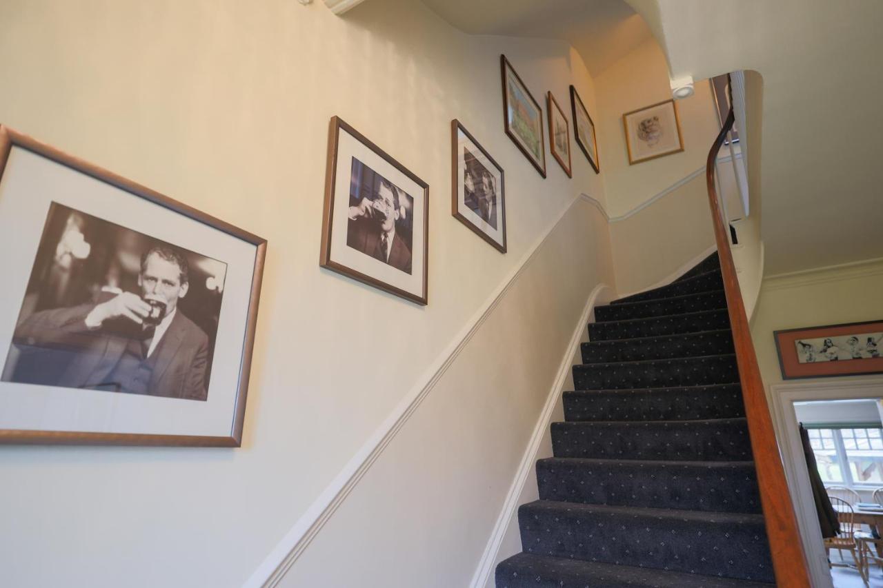 The Waltons Bed & Breakfast Доркинг Екстериор снимка