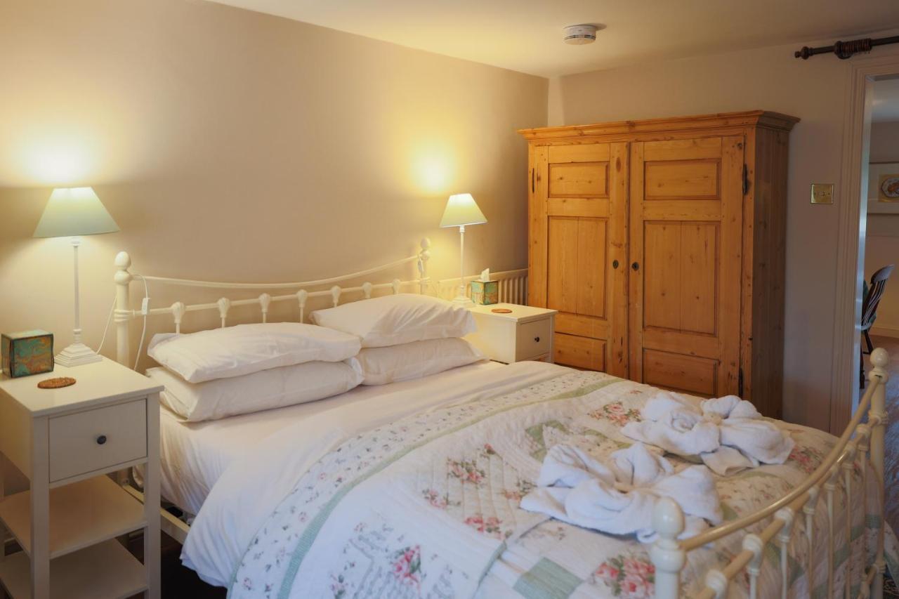 The Waltons Bed & Breakfast Доркинг Екстериор снимка
