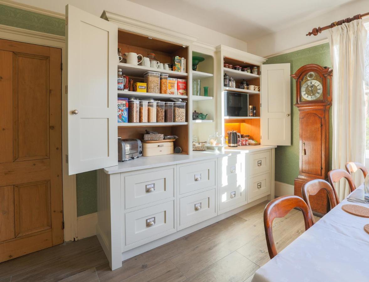 The Waltons Bed & Breakfast Доркинг Екстериор снимка