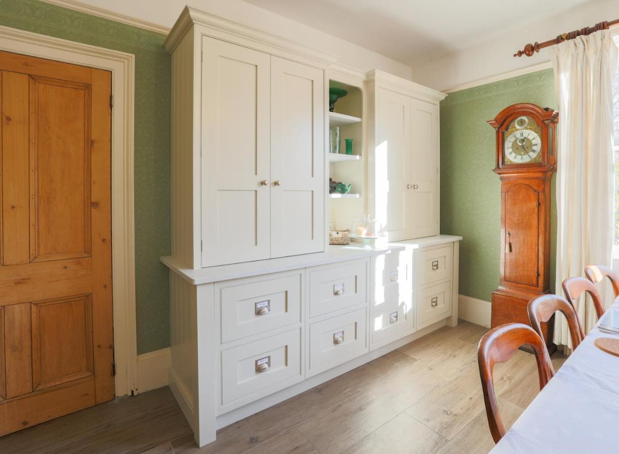 The Waltons Bed & Breakfast Доркинг Екстериор снимка