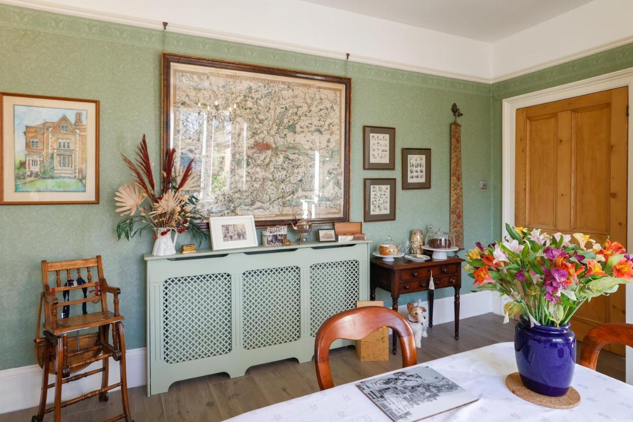 The Waltons Bed & Breakfast Доркинг Екстериор снимка